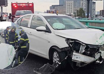 Automovilista choca contra un muro de contención en el segundo piso del Periférico de la Ciudad de México