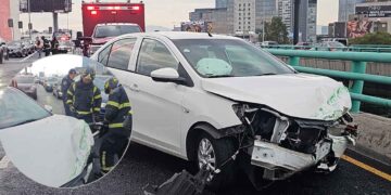 Automovilista choca contra un muro de contención en el segundo piso del Periférico de la Ciudad de México