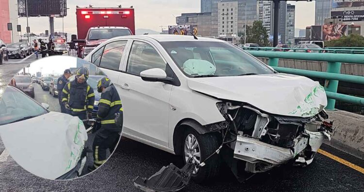 Automovilista choca contra un muro de contención en el segundo piso del Periférico de la Ciudad de México