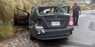 Automovilista pierde el control de su vehículo y vuelca en Monterrey, Nuevo León