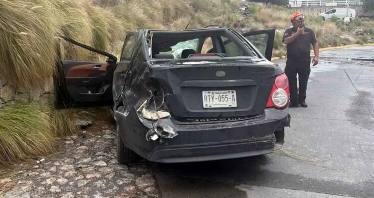 Automovilista pierde el control de su vehículo y vuelca en Monterrey, Nuevo León