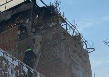 Bomberos rescatan a dos hombres y dos mascotas tras incendio en Tonalá, Jalisco