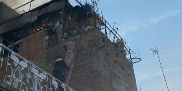 Bomberos rescatan a dos hombres y dos mascotas tras incendio en Tonalá, Jalisco