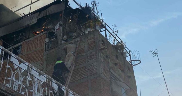 Bomberos rescatan a dos hombres y dos mascotas tras incendio en Tonalá, Jalisco
