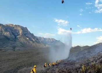 Brigadistas apagar incendio García