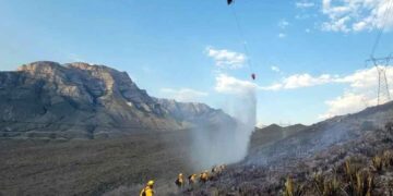 Brigadistas apagar incendio García