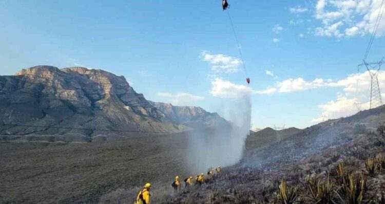 Brigadistas apagar incendio García
