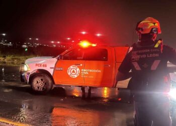 Buscan a joven arrastrado por arroyo en Juárez, Nuevo León