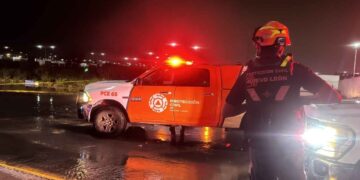 Buscan a joven arrastrado por arroyo en Juárez, Nuevo León