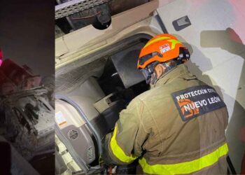 Camión cargado con papel vuelca y deja al conductor prensado en Escobedo, Nuevo León