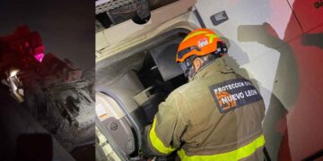 Camión cargado con papel vuelca y deja al conductor prensado en Escobedo, Nuevo León