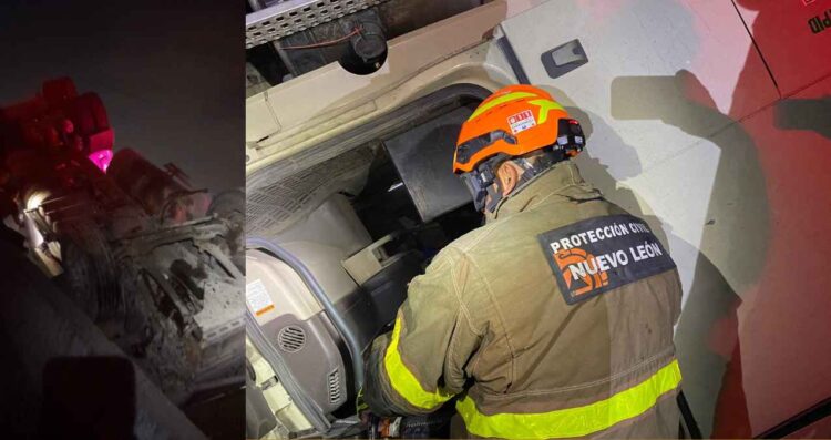 Camión cargado con papel vuelca y deja al conductor prensado en Escobedo, Nuevo León