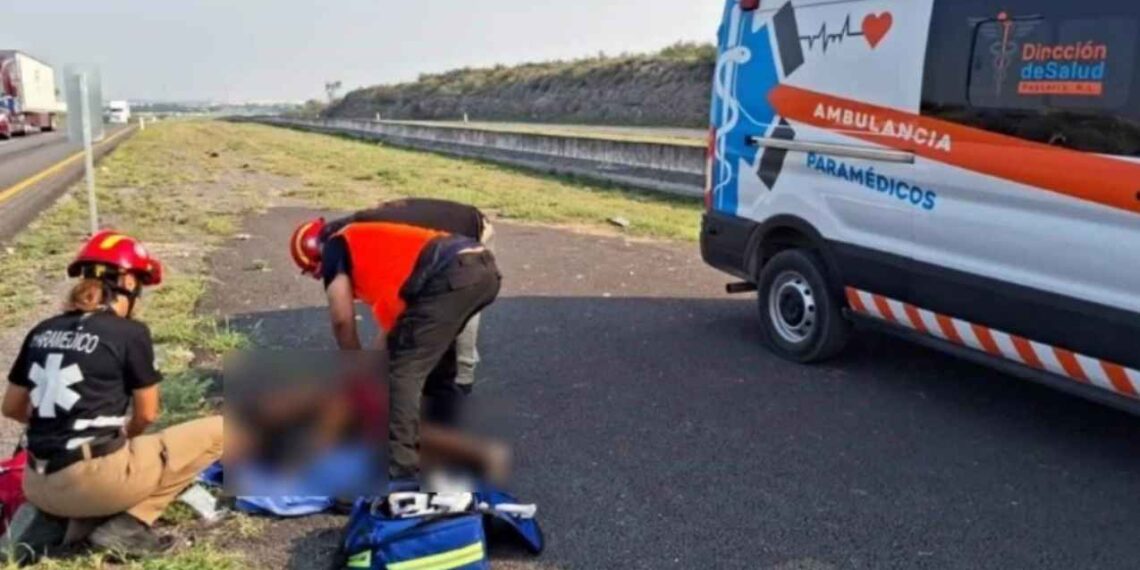 Camión de personal atropella a un hombre en Pesquería y lo deja herido