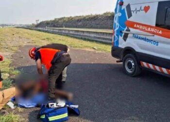 Camión de personal atropella a un hombre en Pesquería y lo deja herido