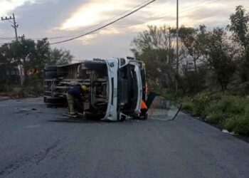 Camión de personal vuelca en la Carretera Monterrey-Monclova; hay 20 lesionados