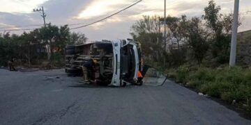 Camión de personal vuelca en la Carretera Monterrey-Monclova; hay 20 lesionados