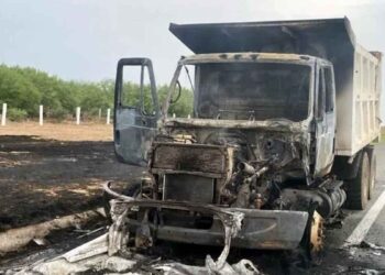 Camión incendia autopista Reynosa