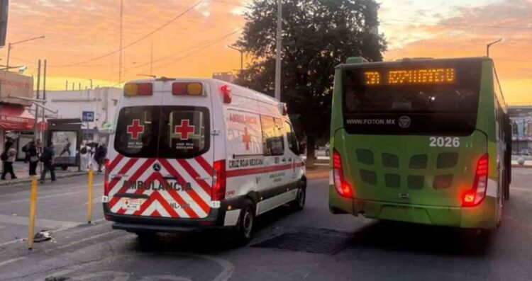 Camión urbano atropella y lesiona a una mujer en el Centro de Monterrey, NL