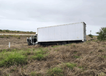 Camioncito impacta plataforma y se sale de la Carretera a Monterrey