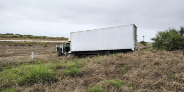 Camioncito impacta plataforma y se sale de la Carretera a Monterrey