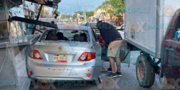 Camioneta choca con auto y termina dentro de puesto de tacos en Tampico, Tamaulipas