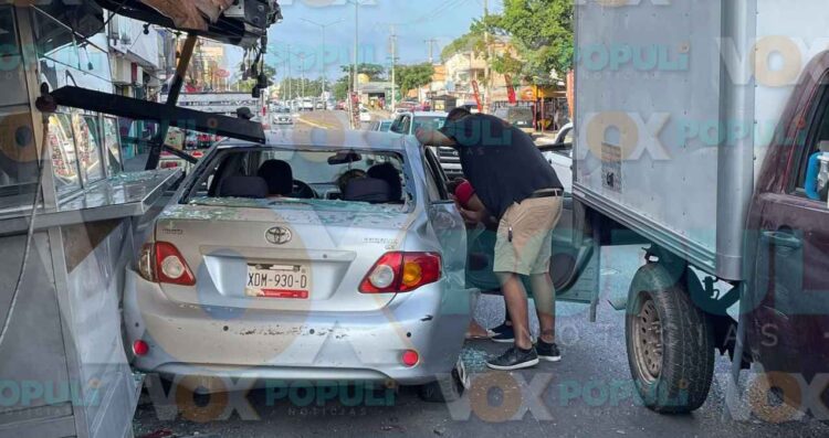 Camioneta choca con auto y termina dentro de puesto de tacos en Tampico, Tamaulipas