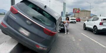 Camioneta choca muro Monterrey