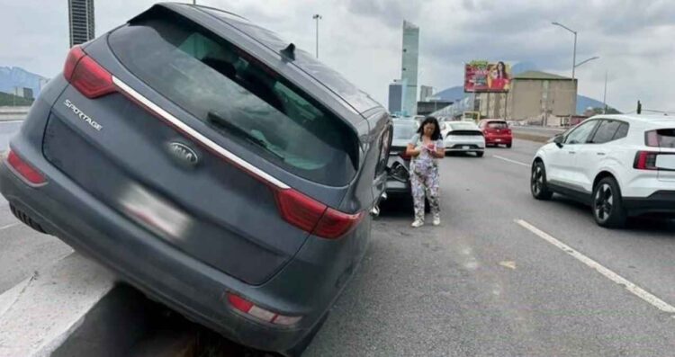 Camioneta choca muro Monterrey