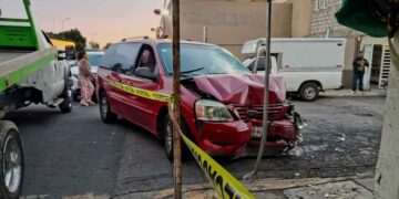 Camioneta fuera de control arrolla y mata a hombre en Edomex