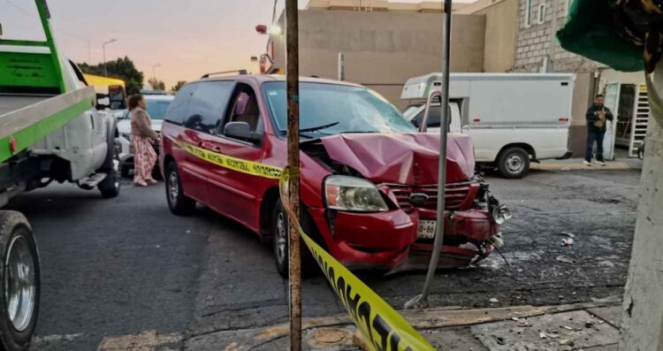 Camioneta fuera de control arrolla y mata a hombre en Edomex