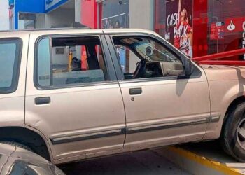 Camioneta impacta Nuevo Laredo