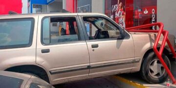 Camioneta impacta Nuevo Laredo
