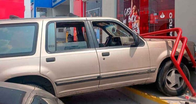Camioneta impacta Nuevo Laredo