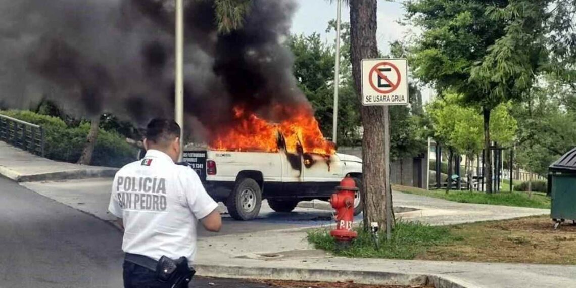 Camioneta incendia San Pedro