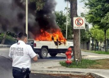 Camioneta incendia San Pedro