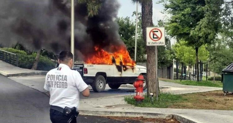 Camioneta incendia San Pedro