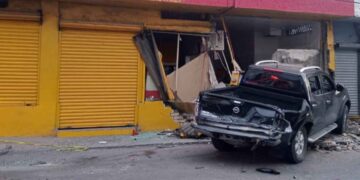 Camioneta proyecta fachada Monterrey