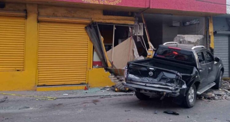 Camioneta proyecta fachada Monterrey