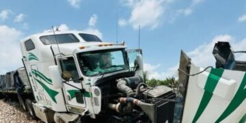Camioneta se cruza en la vía y causa fuerte choque con tráiler en la carretera Matamoros-Reynosa