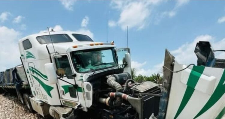 Camioneta se cruza en la vía y causa fuerte choque con tráiler en la carretera Matamoros-Reynosa