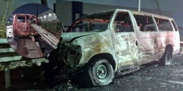 Camioneta se impacta contra un barandal de contención y se incendia en Apodaca; hay 3 heridos