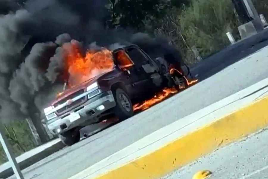 Camioneta se incendia en la Carretera a Laredo de Apodaca, Nuevo León