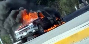 Camioneta se incendia en la Carretera a Laredo de Apodaca, Nuevo León