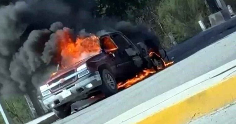 Camioneta se incendia en la Carretera a Laredo de Apodaca, Nuevo León