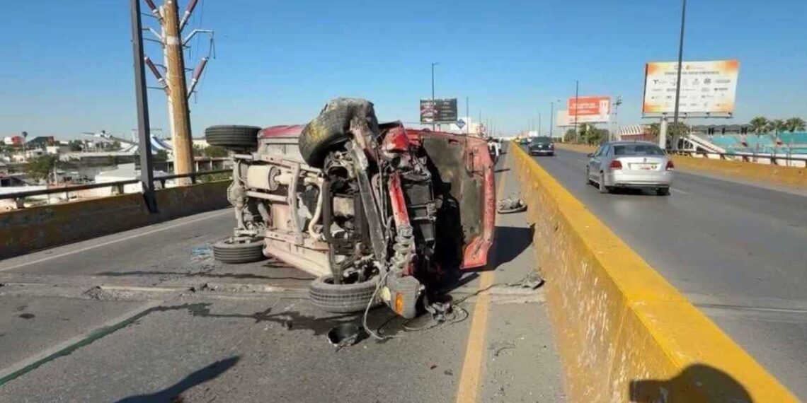 Camioneta termina volcada en el Puente Broncos de Reynosa, Tamaulipas