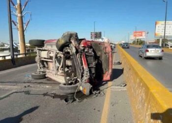 Camioneta termina volcada en el Puente Broncos de Reynosa, Tamaulipas