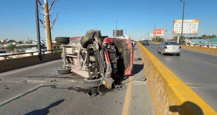 Camioneta termina volcada en el Puente Broncos de Reynosa, Tamaulipas