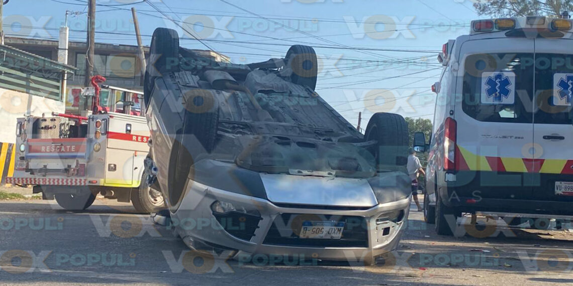 Camioneta vuelca tras chocar contra otra unidad en Tampico, Tamaulipas