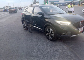 Camioneta vuelca tras choque en Nuevo Laredo, Tamaulipas