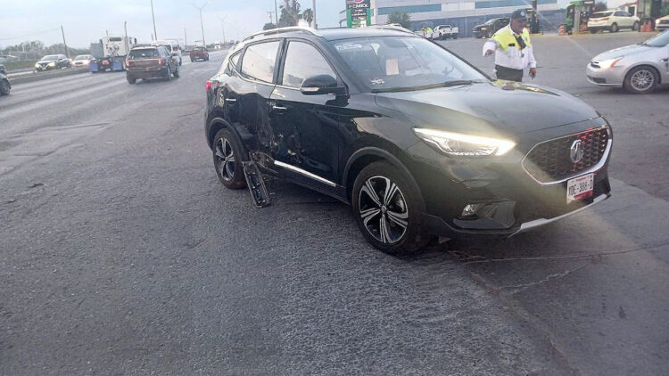 Camioneta vuelca tras choque en Nuevo Laredo, Tamaulipas